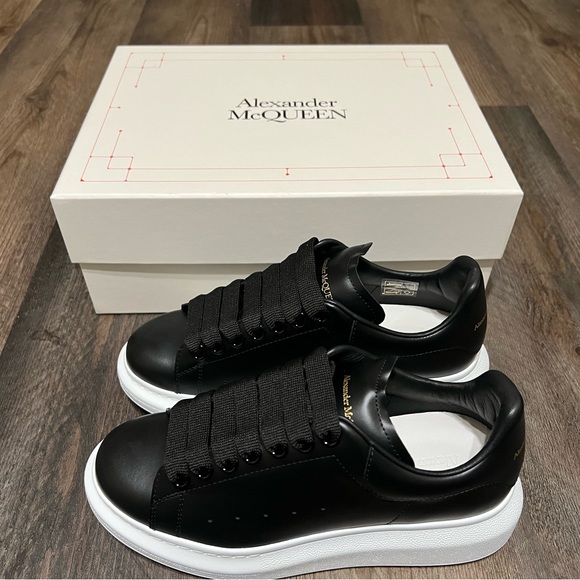 Alexander McQueen Oversized Sneaker - Picture 3 of 6